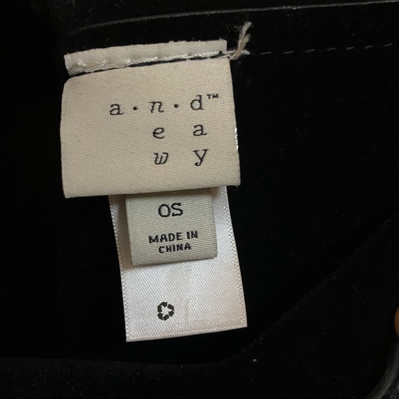 👀 4/$10 Black laser cut geometric design faux leather tote - Picture 7 of 10